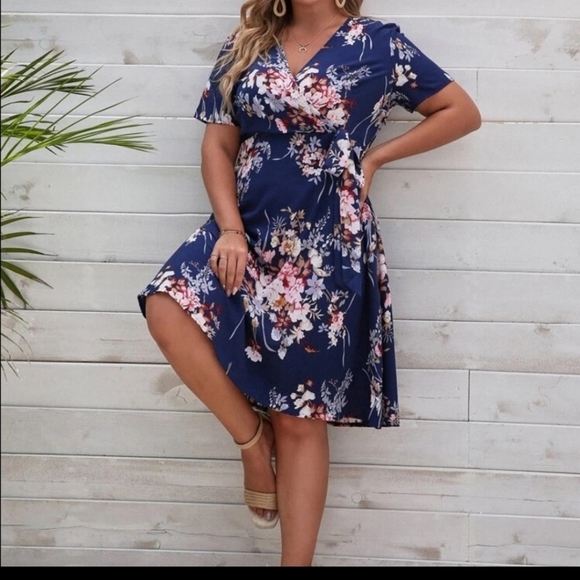 Plus size floral print dress - Picture 2 of 4